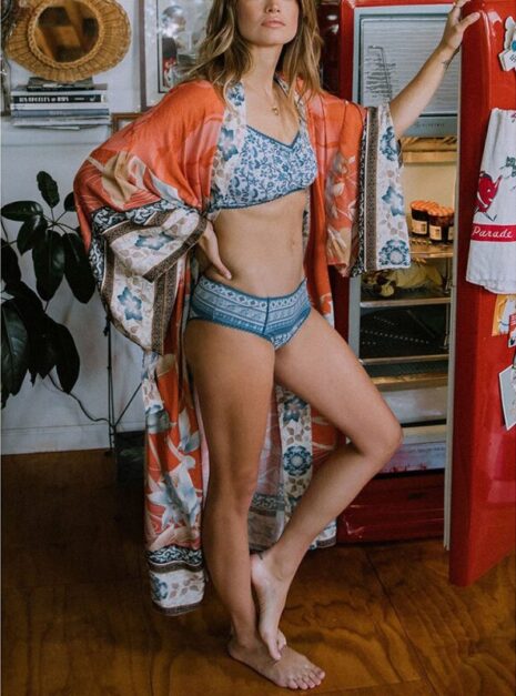 Red Kimono (2) Red Kimono (2)