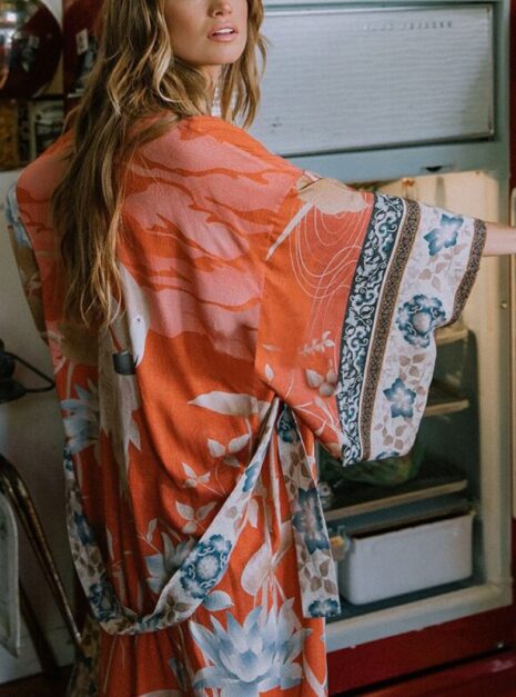 Red Kimono (3) Red Kimono (3)