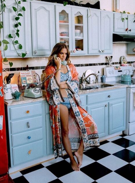 Red Kimono (5) Red Kimono (5)