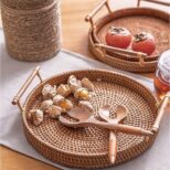 plateau-rond-en-rotin-avec-poignee-en-bois-2