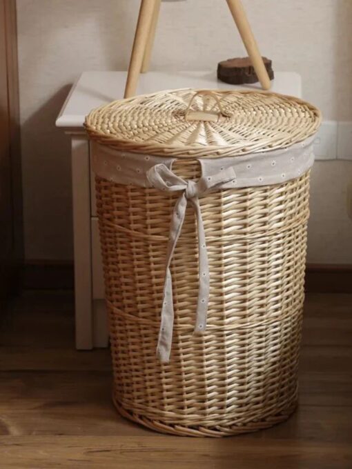 Cesta redonda de mimbre para la colada